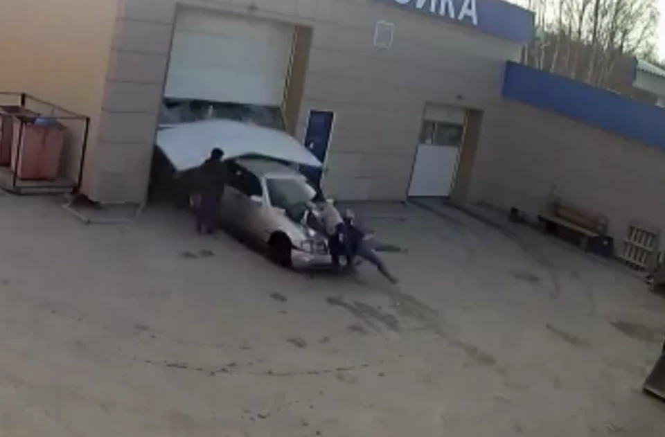 В Березовском сотрудник автомойки случайно переехал администратора. Фото: скриншот из видео