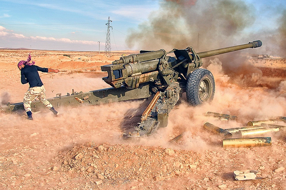 Работа сирийской артиллерии в провинции Хомс, 2016 год.