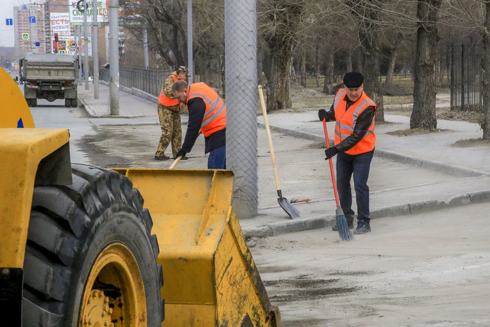 Мэр города в минувшую субботу вместе с горожанами взялся за метлу…