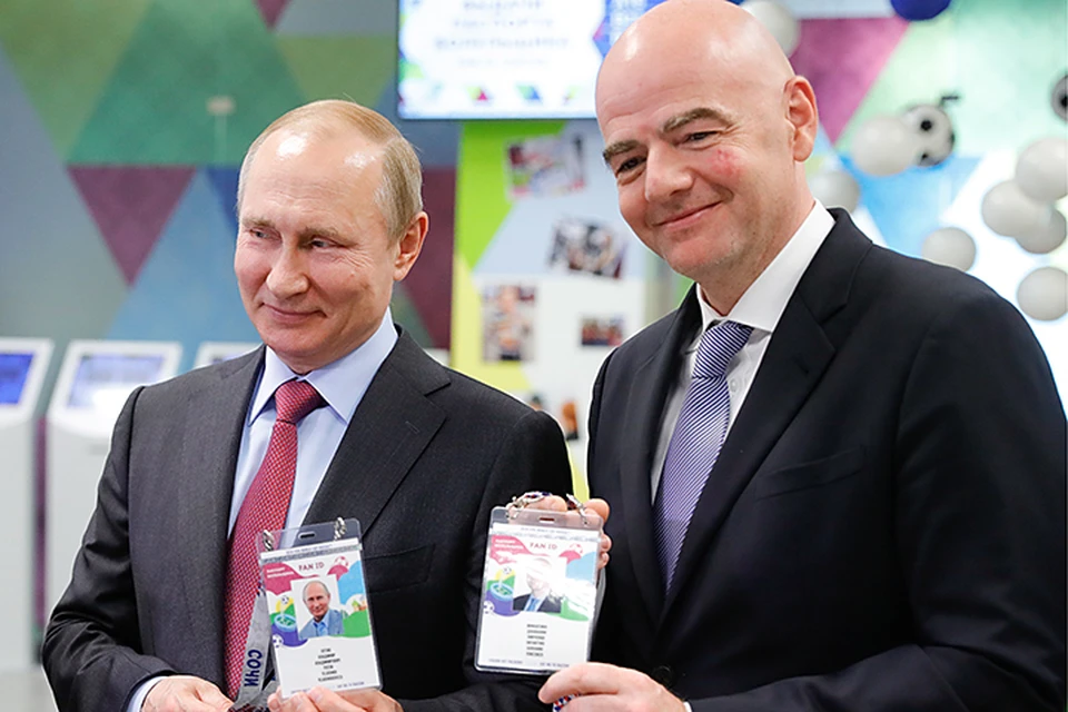 Владимир Путин получил паспорт болельщика. Фото: Михаил Метцель/ТАСС