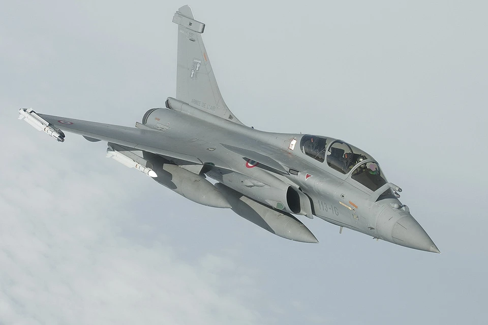 Истребитель французских ВВС Дассо «Рафаль» в небе.
