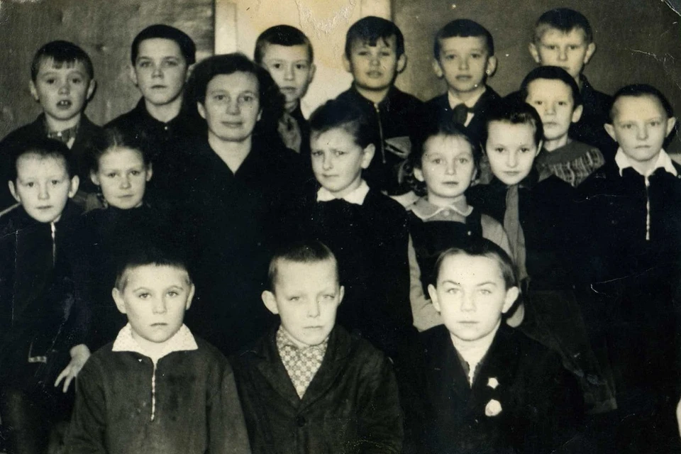 Дмитриева Клавдия Ивановна с учениками. Фото из архива автора.