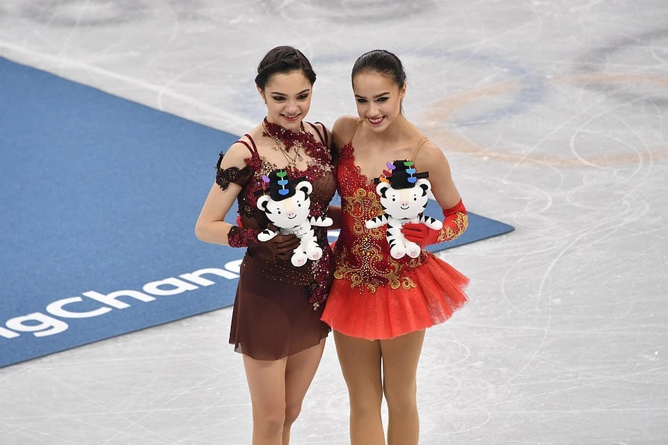 Евгения Медведева (слева) и Алина Загитова во время Игр в Пхенчхане