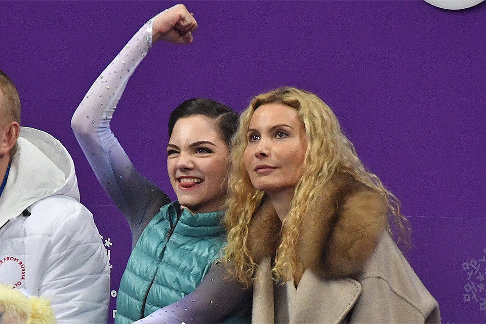 Евгения Медведева и её тренер Этери Тутберидзе после короткой программы на олимпиаде в Пхенчхане.