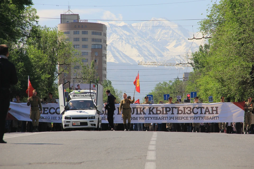 По улицам Бишкека в пятый раз прошел бессмертный полк.