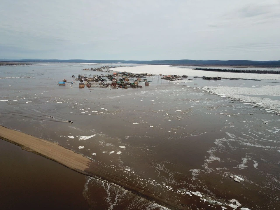 Подрывы ледяного затора на реке Амге не дали результатов.