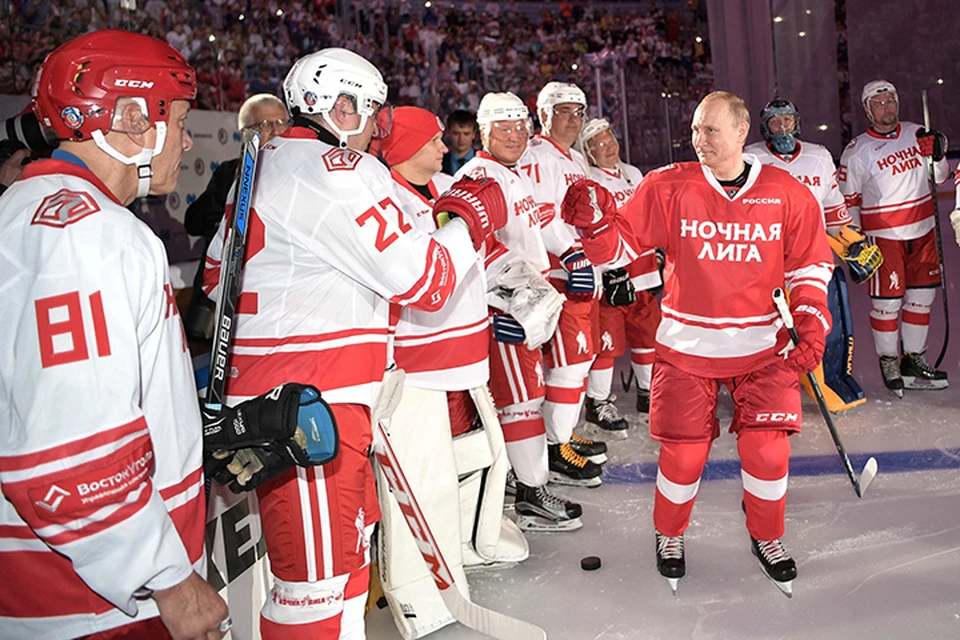 Путин вышел на лед в традиционной компании звезд отечественного хоккея