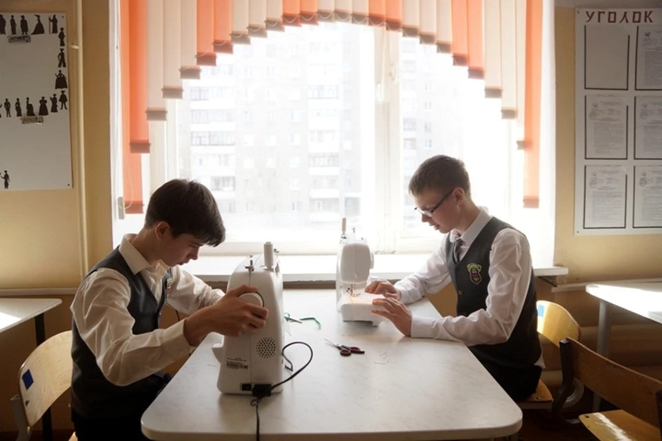 Школьники в Екатеринбурге шьют и готовят еду, вместо того, чтобы делать скворечники и учиться обрабатывать дерево