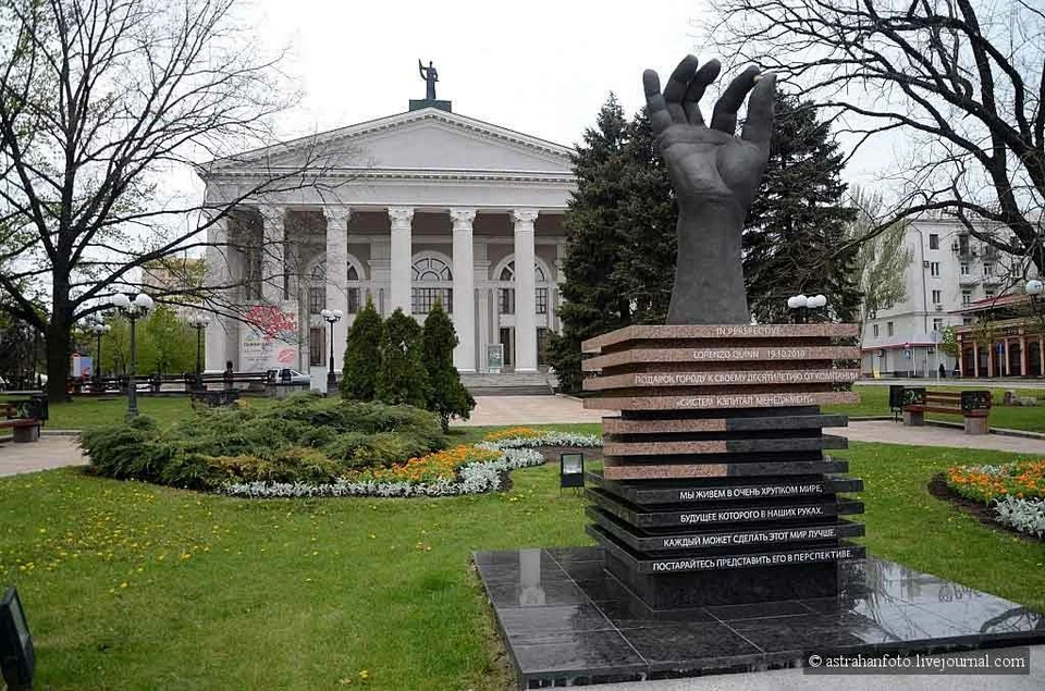 Скульптуры Лоренцо Квина установлены по всему миру. Одна из них в Донецке. Фото: facebook.com