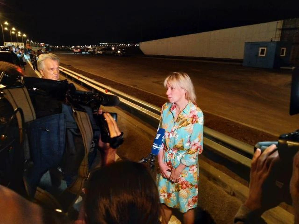 На кубанской стороне Мария Захарова рассказывает журналистам о своей предстоящей поездке по мосту