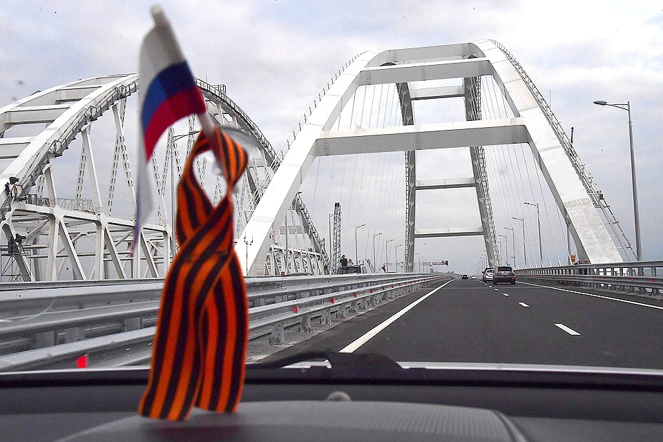 16 мая открылось движение по Крымскому мосту, протянувшемуся через Керченский пролив почти на 17 км.