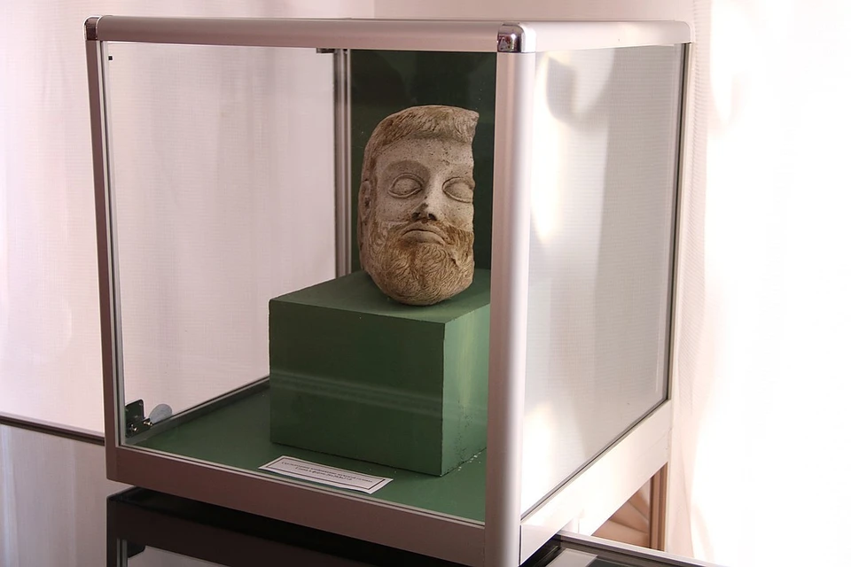 Терракотовая голова стала одной из ценнейших находок археологов на стройке века
