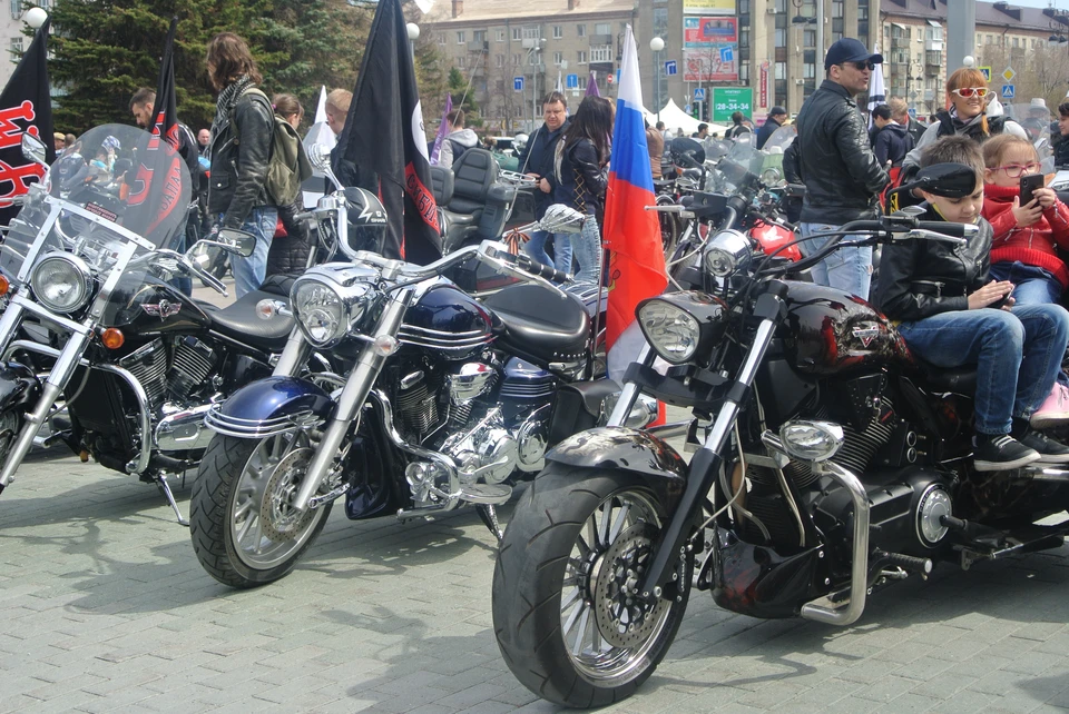 На площади у технопарка развернулась выставка мотоциклов