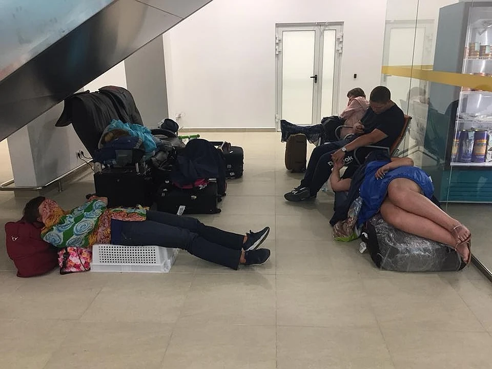 Туристы в ожидании отправки в Челябинск в волгоградском аэропорту. Фото: Александр Агафонов.