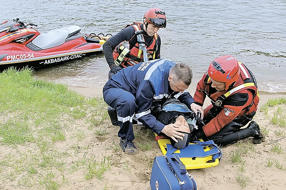 Спасатели провели показательные учения по оказанию помощи людям, терпящим бедствие на воде.