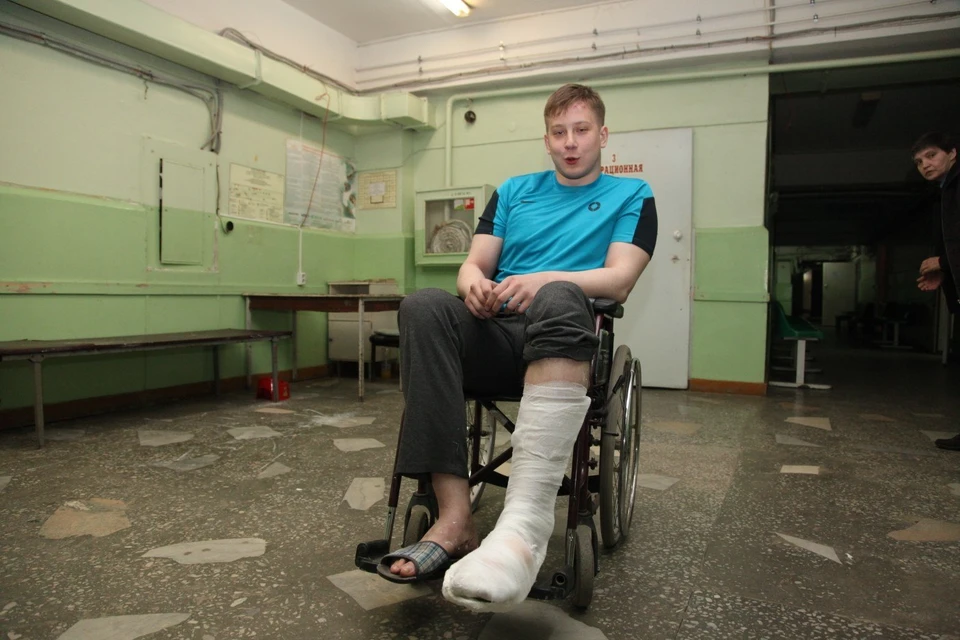 Сейчас Илья находится в МСЧ №9. Рухнувший потолок переломал его левую ногу.