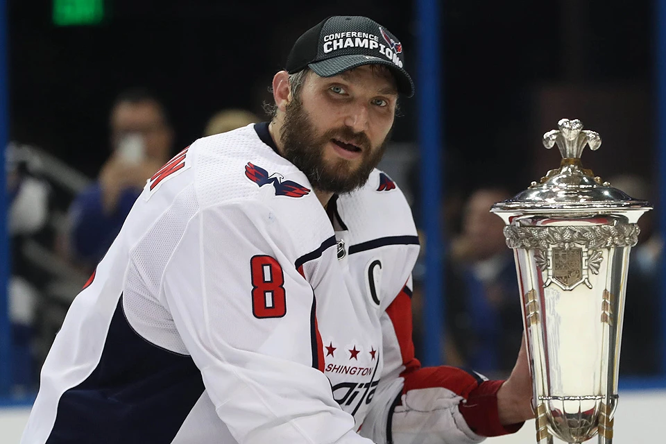 Капитан "Вашингтон Кэпиталс" Александр Овечкин и приз лучшей команде Восточной конференции НХЛ.