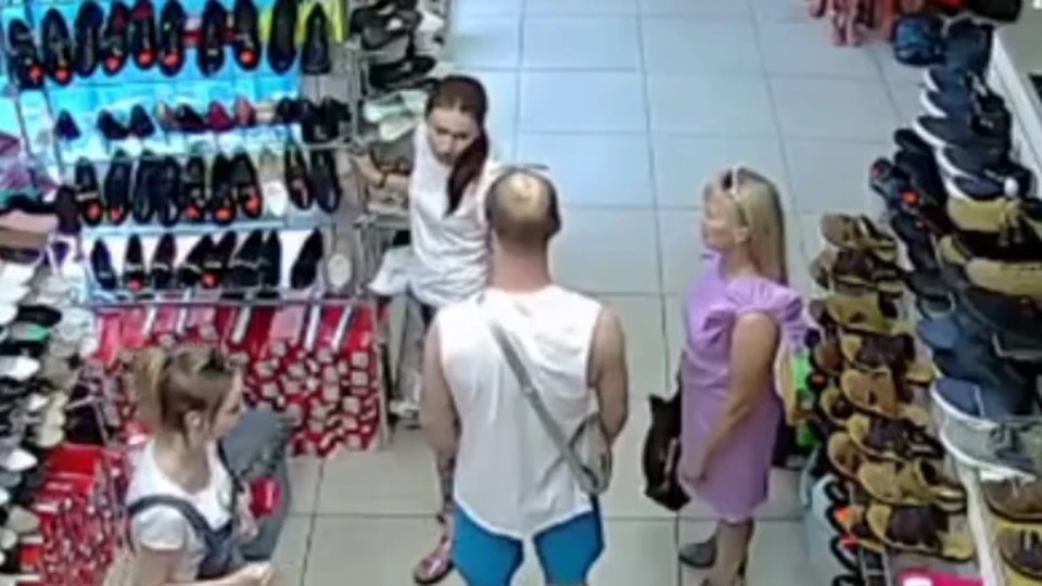 Мужчина без предупреждений ударил продавщицу кулаком. Фото: кадр с видео