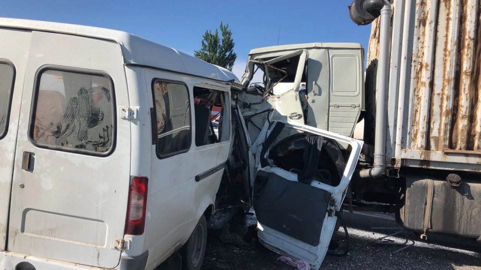 В столкновении «КамАЗа» и пассажирской «ГАЗели» пострадали 14 человек. Фото: ГУ МВД по Кабардино-Балкарской Республике