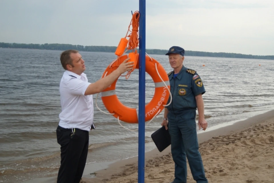 МЧС во время приемки пляжей проверяет наличие спасательных средств и постов.