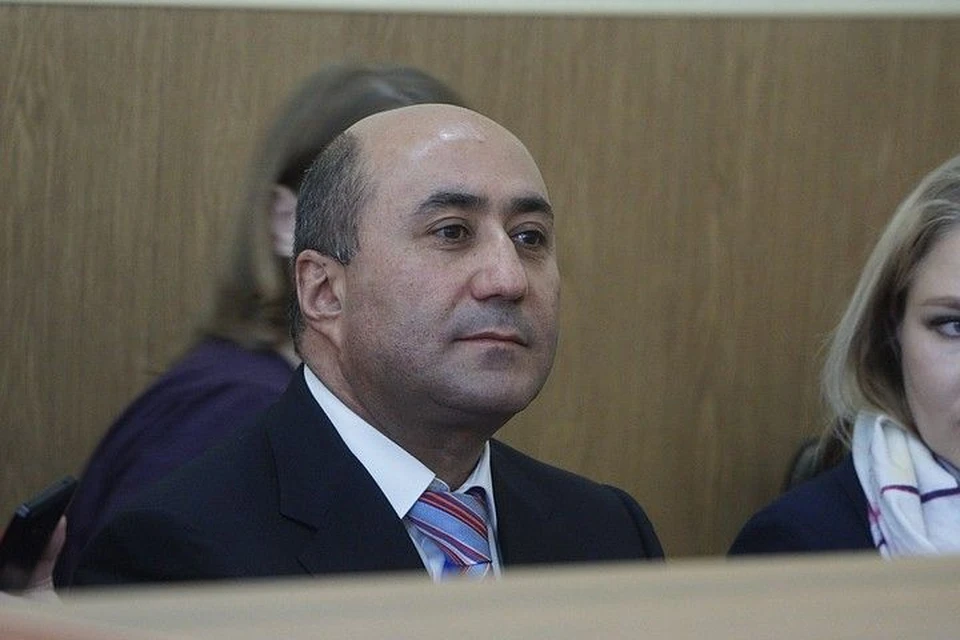 Одного из депутатов, Армена Карапетяна, лишили мандата еще неделю назад, но он все равно пришел на заседание.