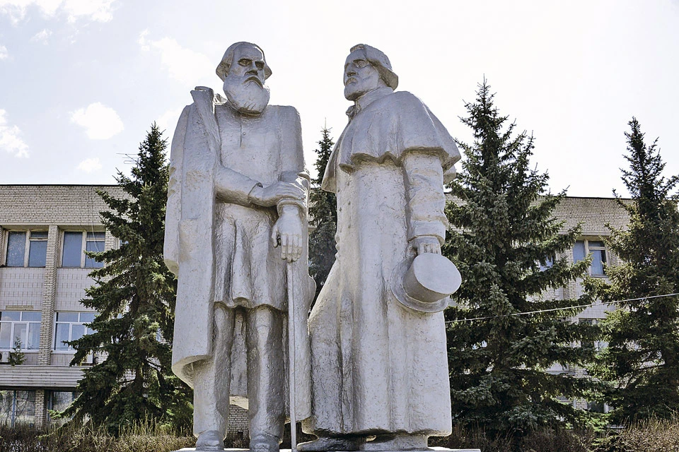 Памятник в Черни. Толстой и Тургенев рядом, но смотрят в разные стороны. Опять поссорились?