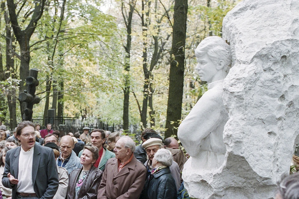В 1986 году на могиле поэта Сергея Есенина открыли памятник работы скульптора Анатолия Бичукова. Фото: Борис Кавашкин/ТАСС
