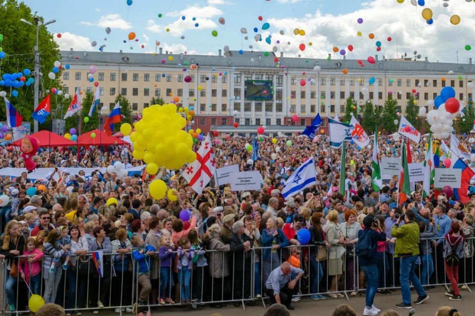 Перед жителями города выступят более 130 творческих коллективов. Фото: admkirov.ru