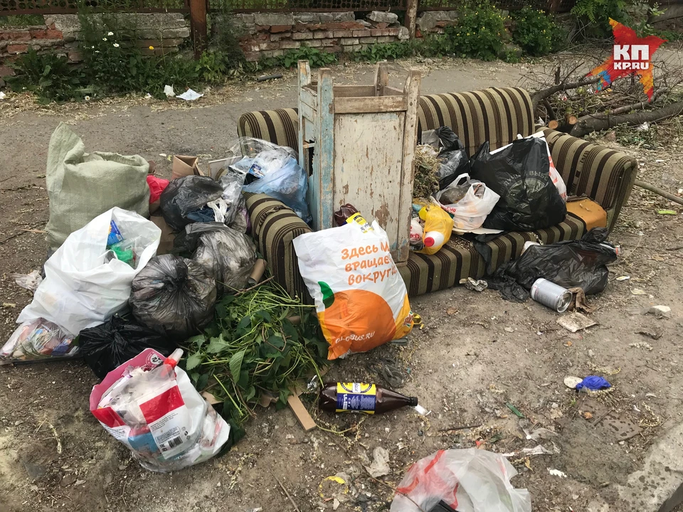 По привычке жители продолжают выносить мусор туда где еще недавно стояли контейнеры.