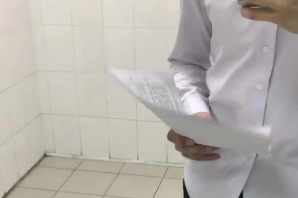 Красноярский школьник в соцсетях публично признался, что вынес из аудитории в туалет задания ЕГЭ по обществознанию. Фото: стоп-кадр видео