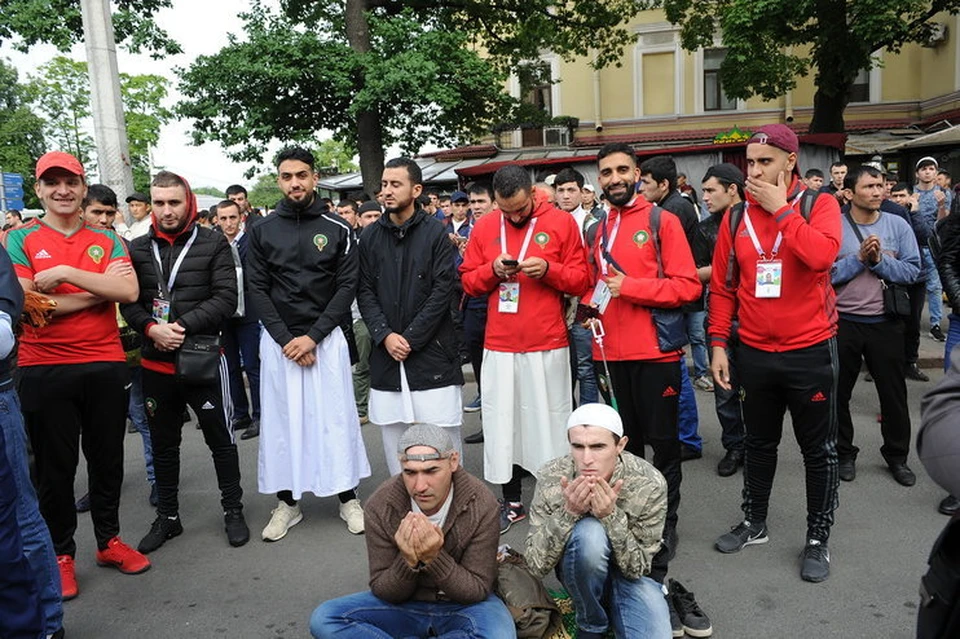 Марокканские болельщики после молитвы в праздник Ураза-байрам в Петербурге.