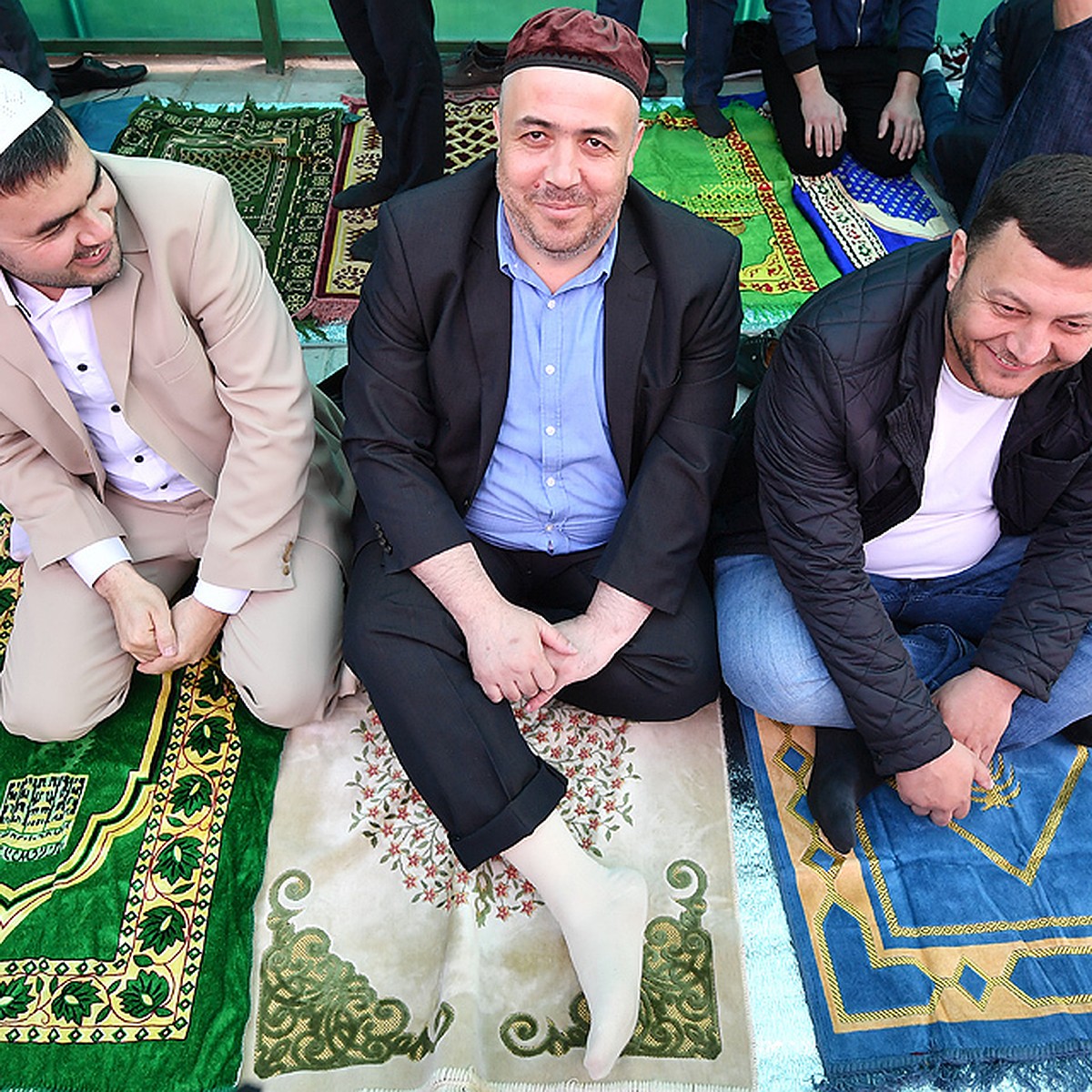 Праздничный намаз ураза. Последователи Ислама. Московская мечеть молитва. Ураза старый Утямыш. Ураза казаоь.