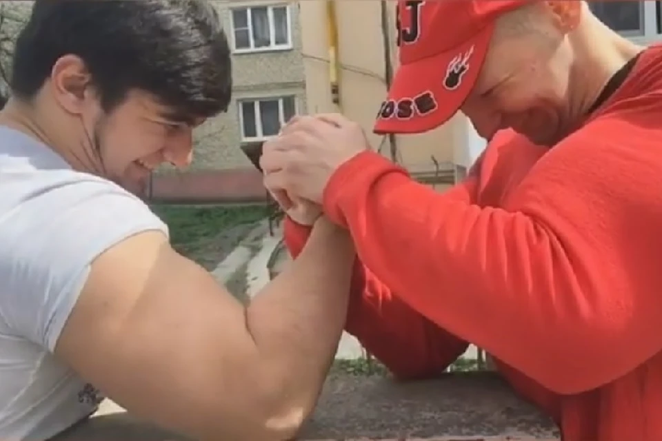 Чеченский Халк проверил на прочность «руки-базуки». Фото: скриншот видео