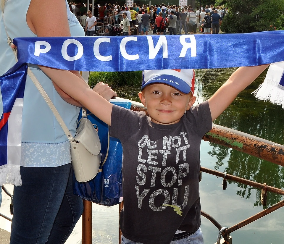 В Крыму российских футболистов поддерживают даже дошколята.