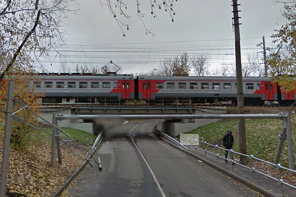 В отличие от автомобильного петербургского побратима, по московскому “мосту глупости” пролегает железная дорога