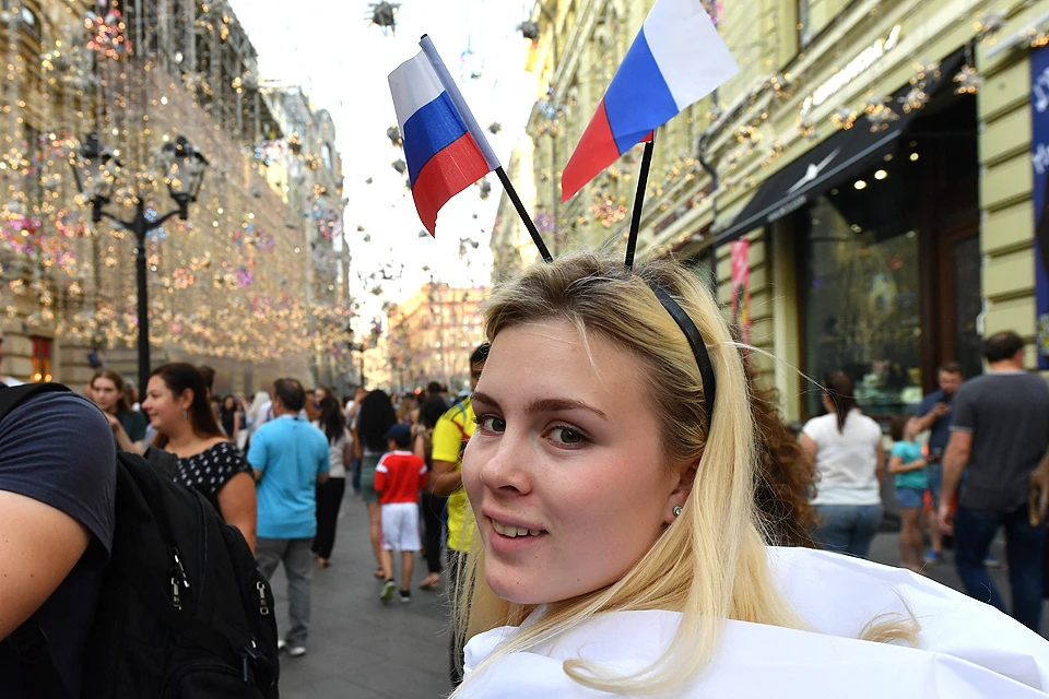 Болельщица на Никольской улице.
