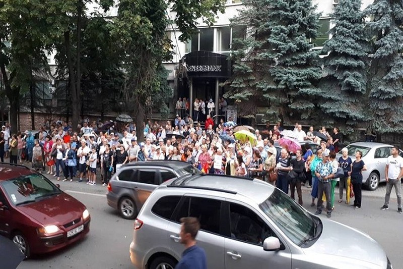 На акцию протеста у здания ЦИК собралось около 100 человек.