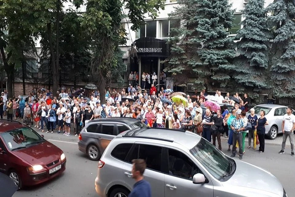 На акцию протеста у здания ЦИК собралось около 100 человек.