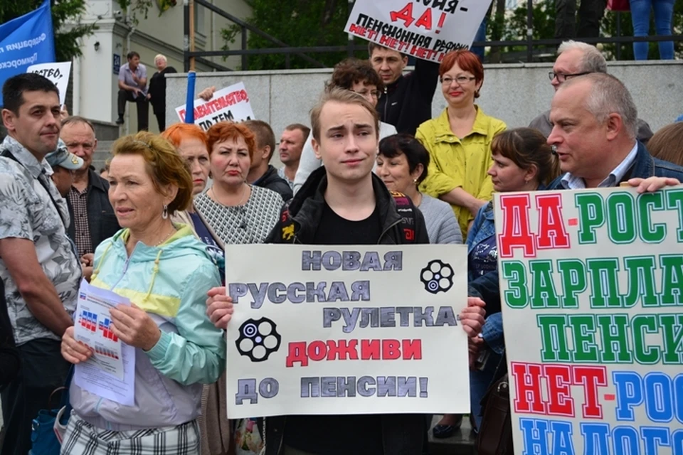 17-летний Олег Пеньков считает: на таких акциях во Владивостоке должно быть больше людей его возраста, чем старшего поколения