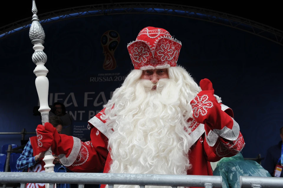 За Россию в матче с Испанией болел даже Дед Мороз.