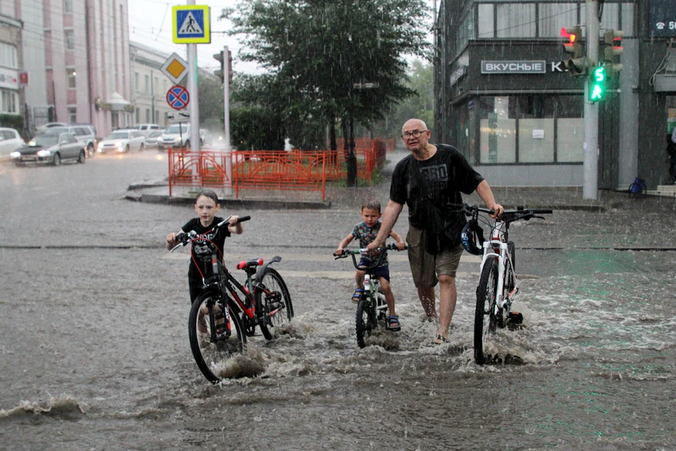 Ливень в Иркутске: затопило дороги, улицы и торговый центр