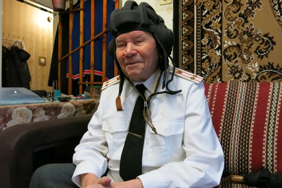 По нашей просьбе Борис Пирожков для фотографии надел танковый шлемофон.