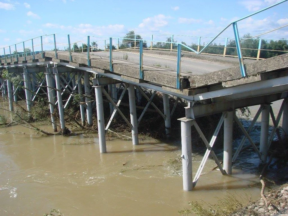 Пока украинские активисты мечтают, что рухнут мосты в РФ, падают их собственные. Фото: korrespondent.net