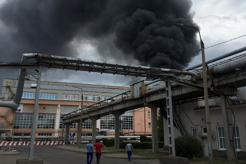Пожар на Иркутском авиазаводе: горит один из цехов. Фото: Влад Нацури