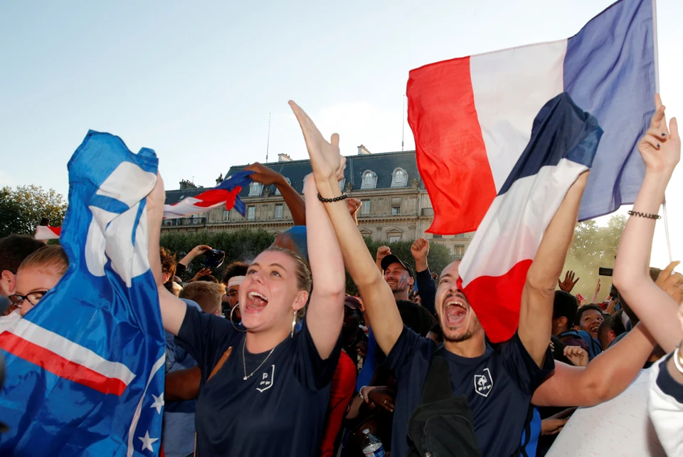Французские болельщики отмечают победу своей сборной.