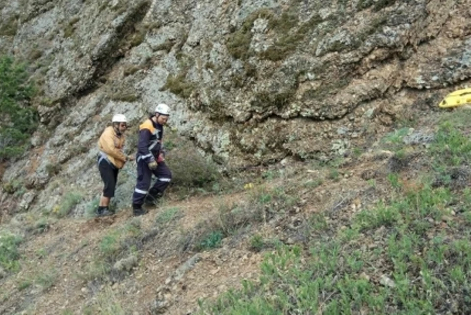 Турист провисел 17 часов над пропастью, сорвавшись со скалы на Байкале