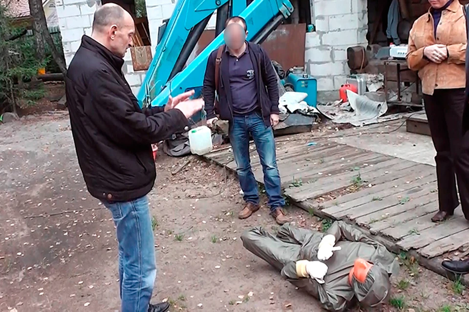 Член банды показывает на следственном эксперименте, как убивал Ольгу Таболкину.