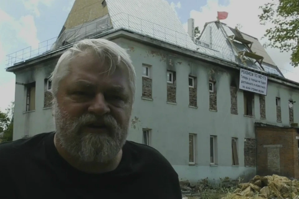 Алексей Меняйлов на фоне строящегося Музея Героев. Фото: скриншот видео