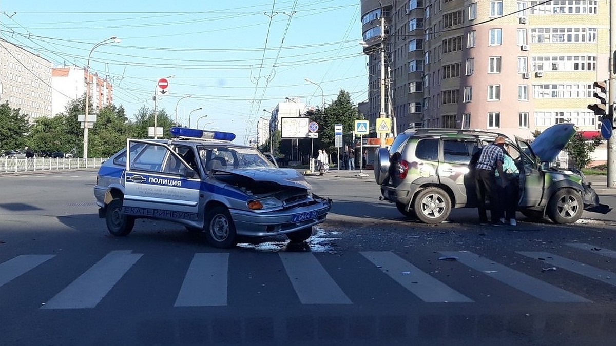 В Екатеринбурге полицейская машина столкнулась с 