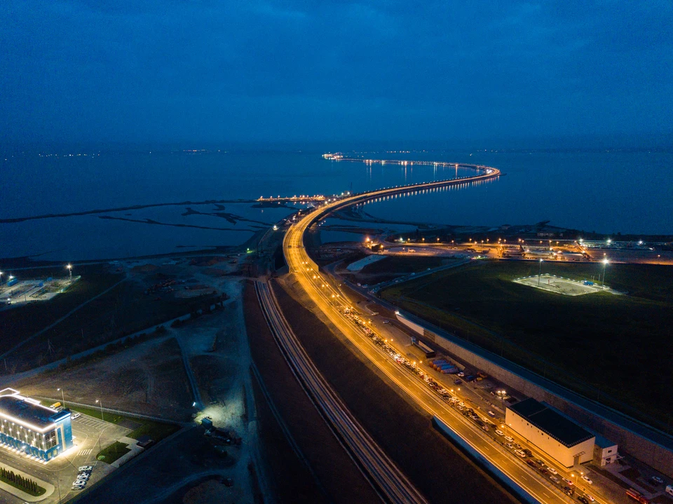 Крымчане и туристы рассчитывают на мост, который должен изменить логистику полуострова